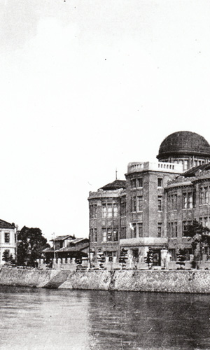 01-indsutrial-promotion-hall-before-bomb-0806.jpg
