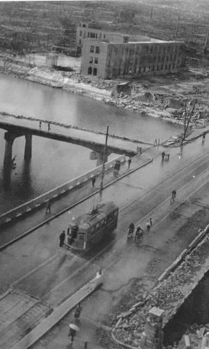 03-aioi-bridge-before-bomb-0806.jpg